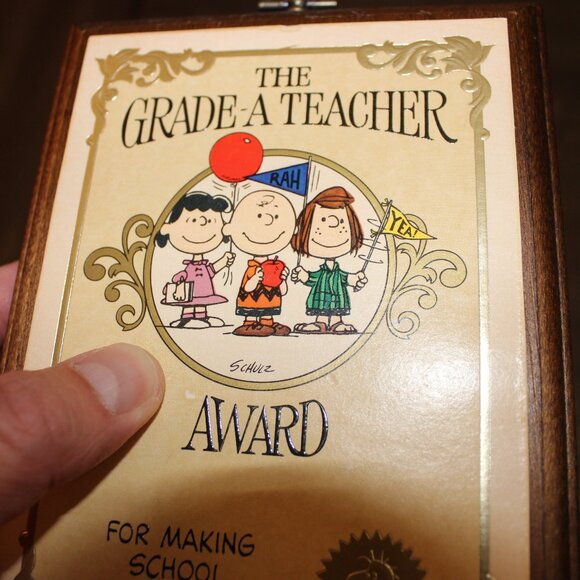 3/$118❤️vintage 1966 THE GRADE A TEACHER AWARD Peanuts wooden plaque wall decor - Picture 2 of 7